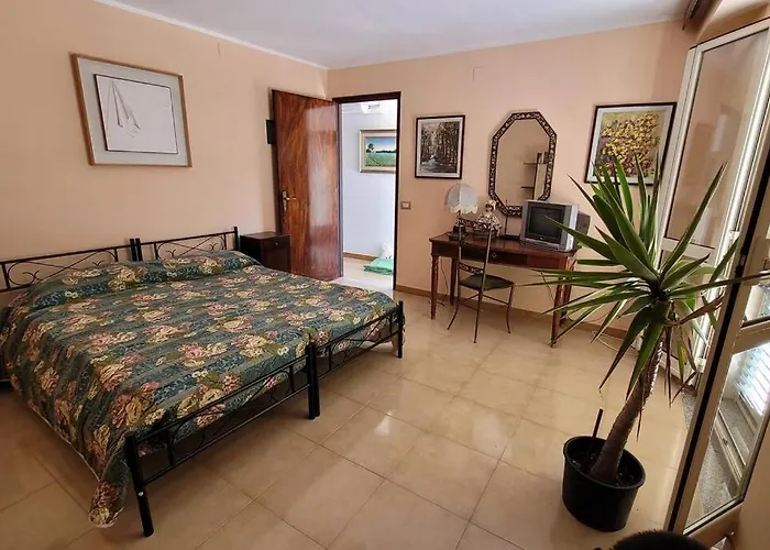 Indipendente Vacanze A Palazzo Lupis בית נופש Grotteria